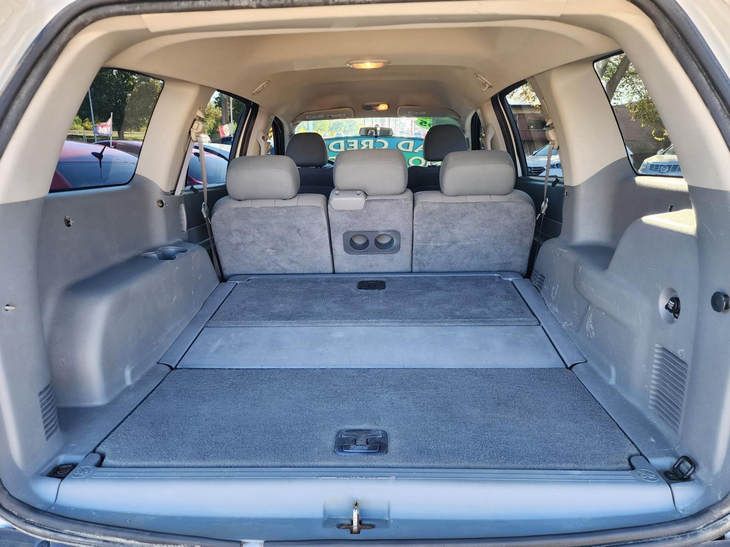 2005 WHITE Dodge Durango ST (1D4HD38K75F) with an 3.7L V6 SOHC 12V engine, AUTO transmission, located at 2660 S.Garland Avenue, Garland, TX, 75041, (469) 298-3118, 32.885551, -96.655602 - Photo#16